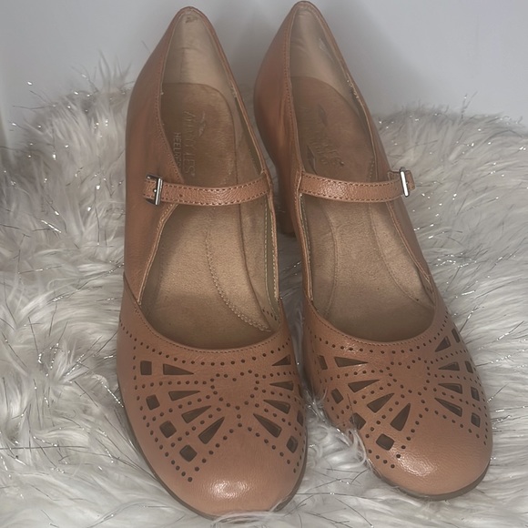 AEROSOLES Shoes - Aersoles Heelrest Role of Fate Round toe pumps size 10